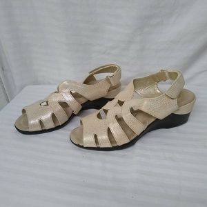 Soft Style Sandals Soft Delight 2" Wedge Heel Beige & Gold Metalliac Sz 8